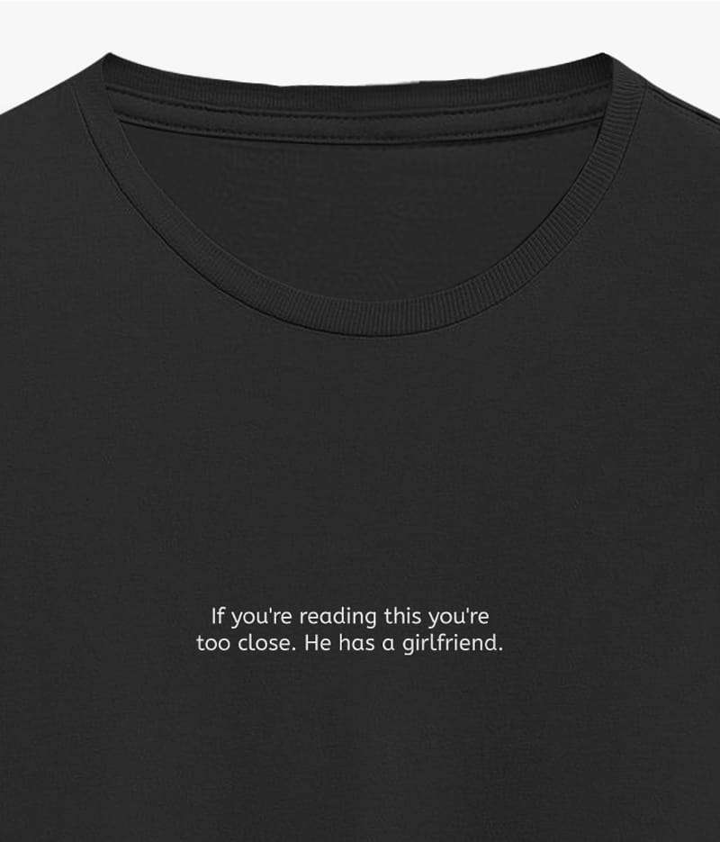 If you're reading this you're too close he has a girlfriend Yazılı Tişört (Rahat Kalıp) - Bikafa Tasarım